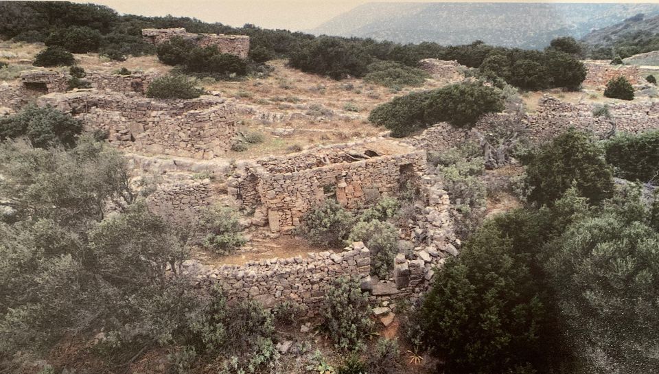 «Σπίτι όσο να χωρείς,  χωράφι όσο να θωρείς»